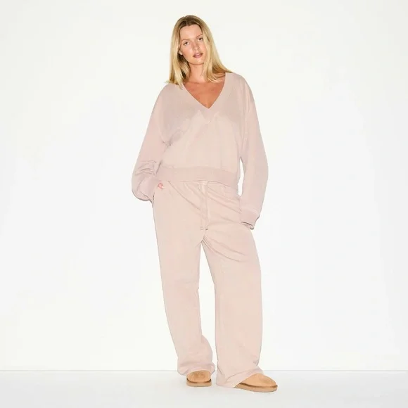 SKIMS Boyfriend Fleece Oversized V-Neck Pullover in Light Fawn L - Picture 2 of 8